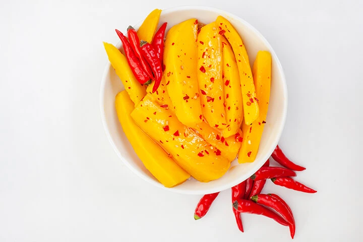 Fresh mango sprinkled with chilli - swici flavor